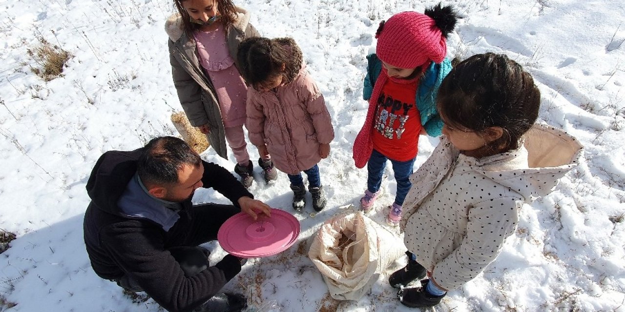 Gümüşhane’de Çocuklar Kuş Yemliği Yaparak Mutlu Oluyor