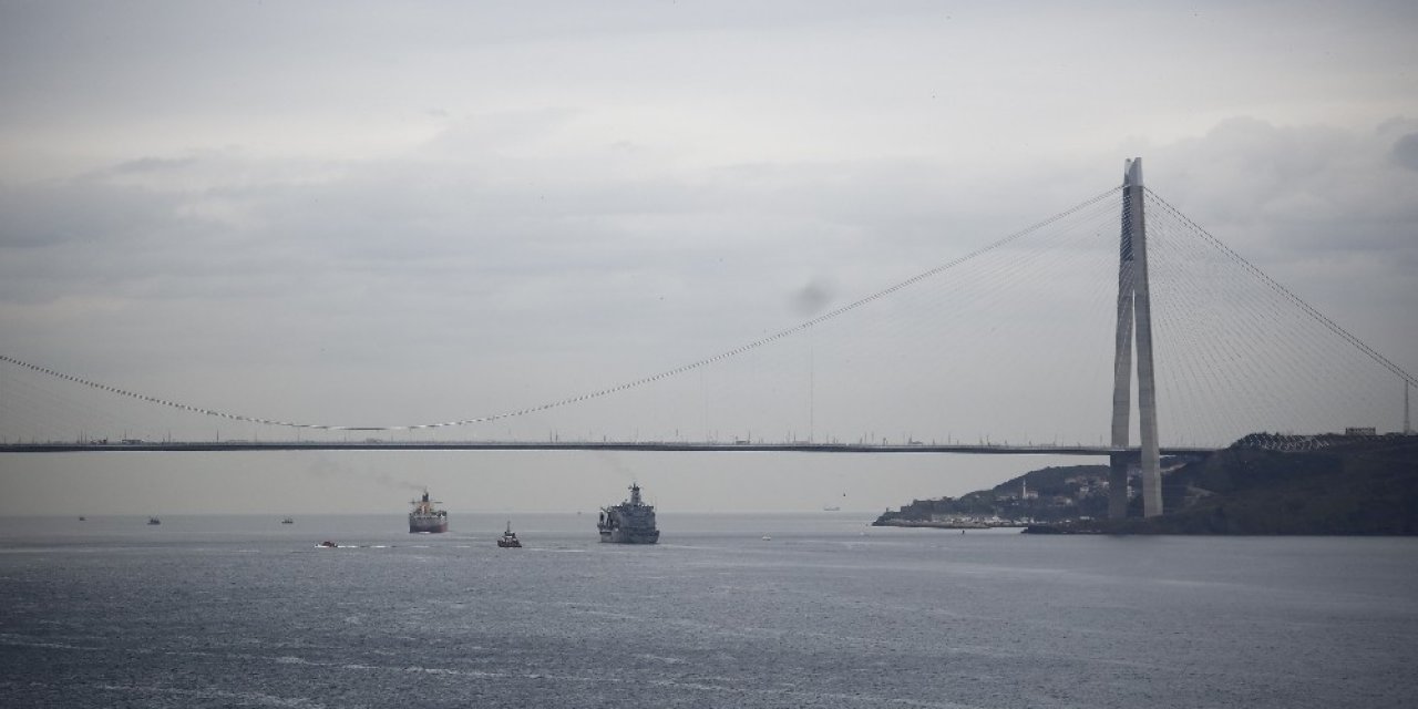 Adb Savaş Gemisi İ̇stanbul Boğazı’ndan Geçti