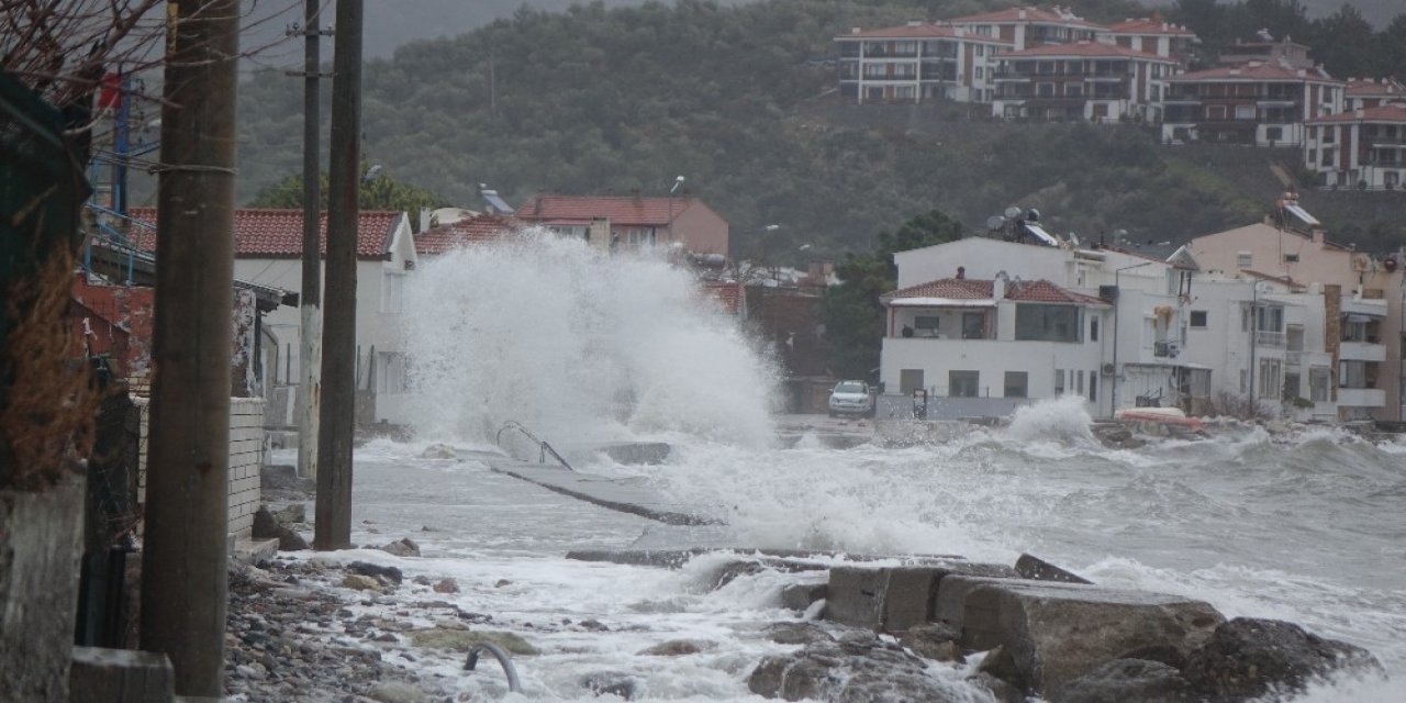 Çanakkale’de Dev Dalgalar Evlere Ulaştı
