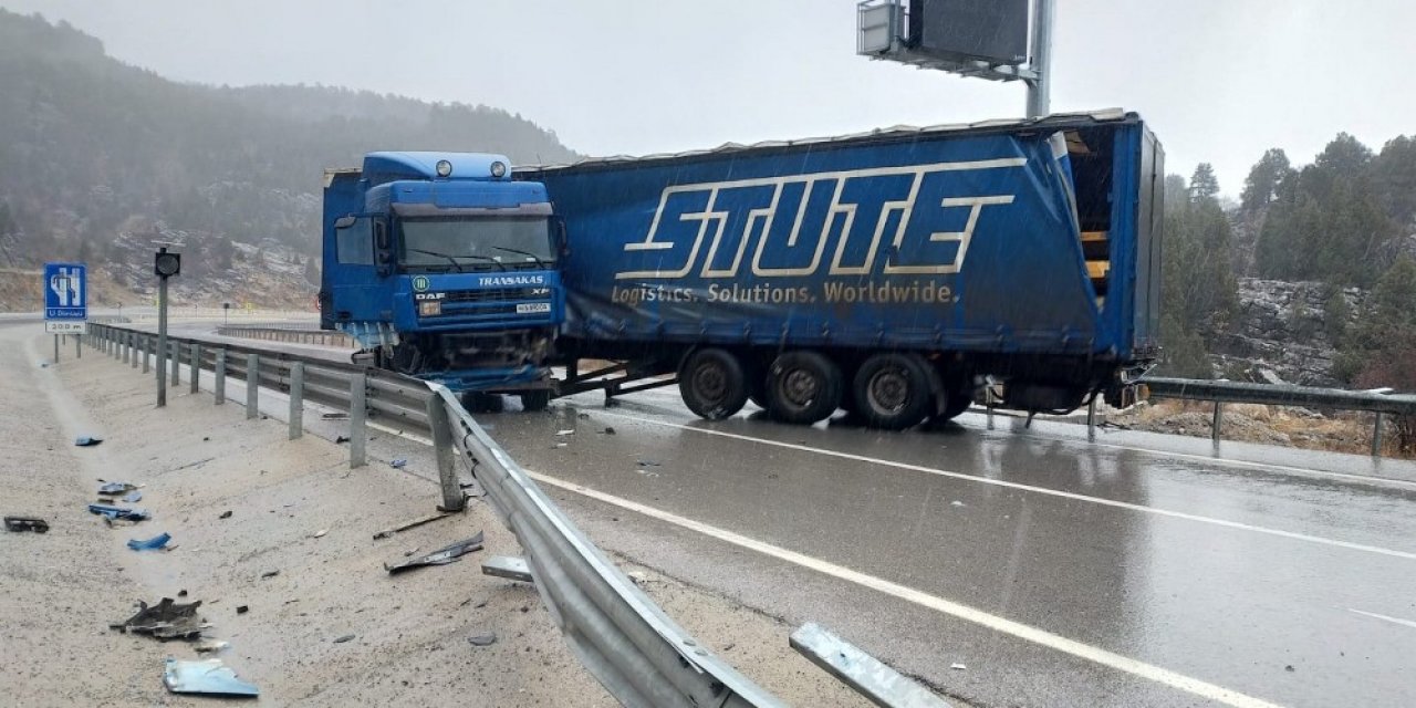 Özbek Sürücünün Kullandığı Tır Bariyerlere Çarptı: 1 Yaralı