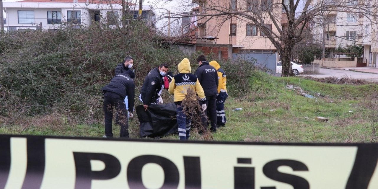 Sakarya’da Boş Bir Arazide Erkek Cesedi Bulundu