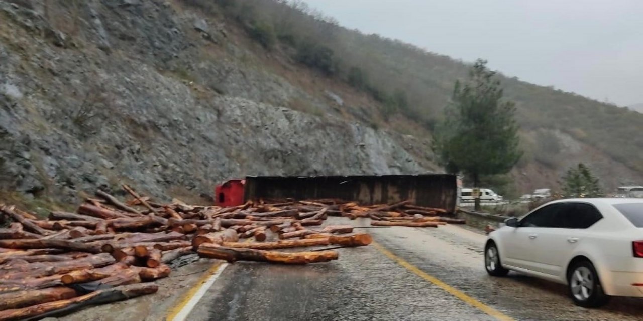 Tomruk Yüklü Tır Devrildi, İlçe Yolu Ulaşıma Kapandı