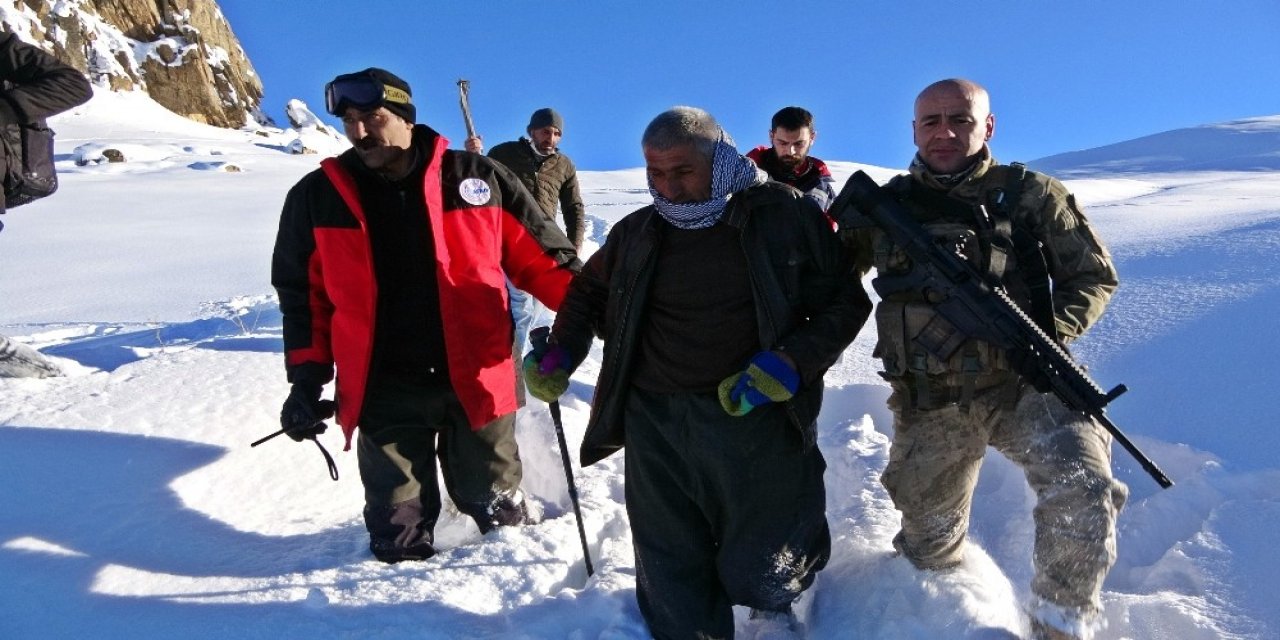 2500 Rakımlı Dağda Mahsur Kalan Vatandaş 4 Saatte Kurtarıldı
