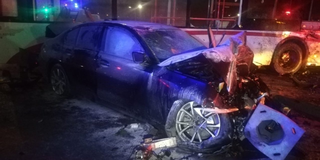 İ̇zmir’de Feci Kaza: 2 Yaralı
