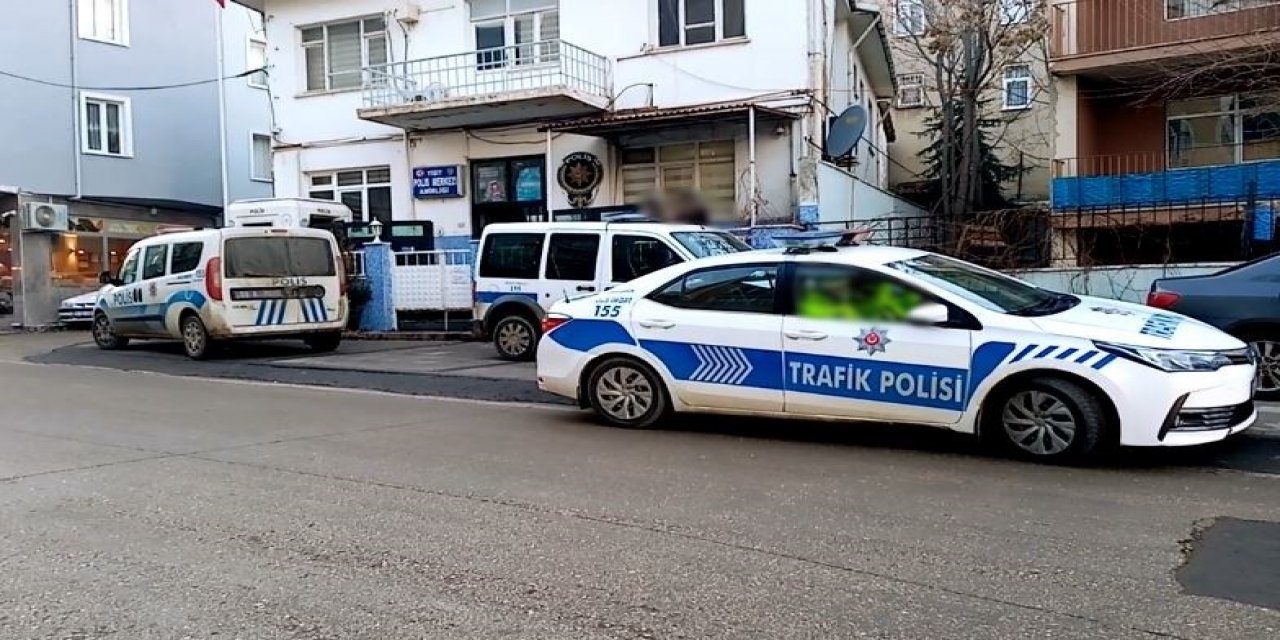 Yoldan Geçenleri Gizlice Görüntüleyince Karakolluk Oldu