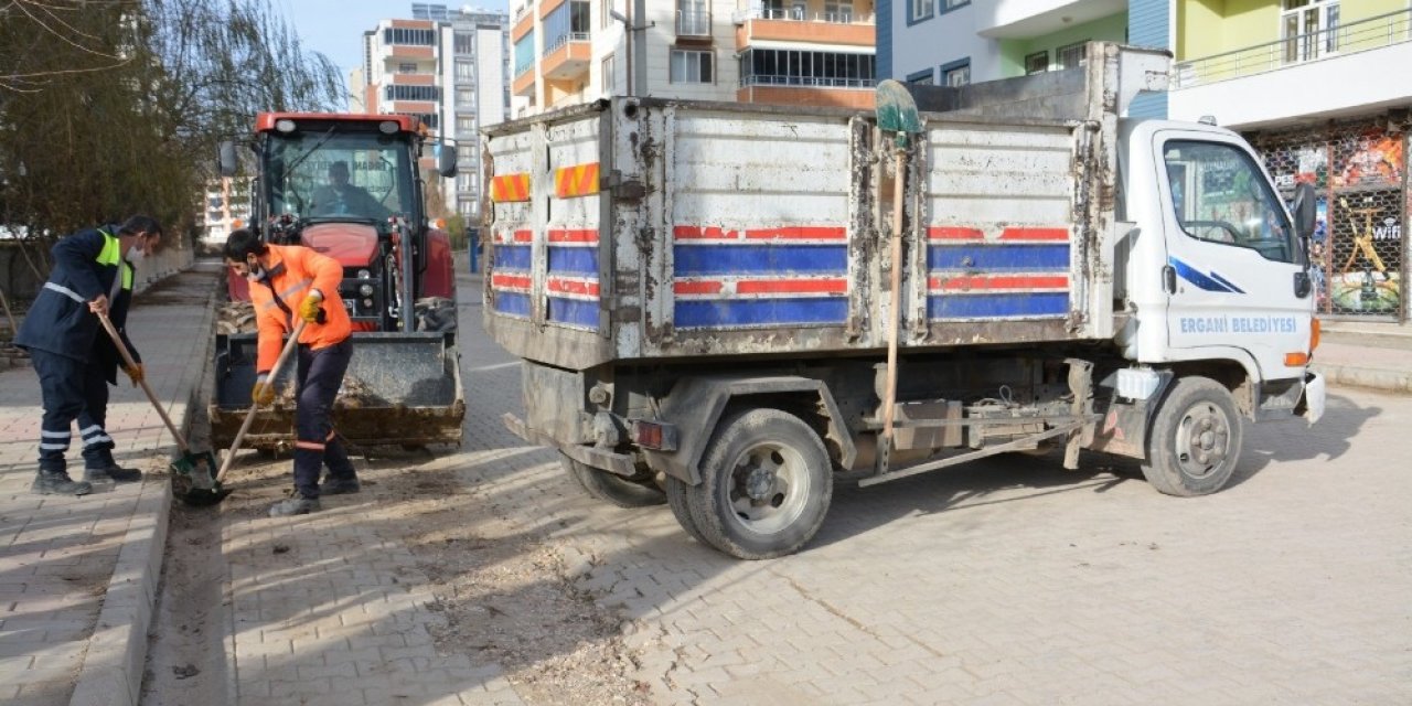 Ergani’de Temizlik Çalışmaları Hız Kesmeden Sürüyor