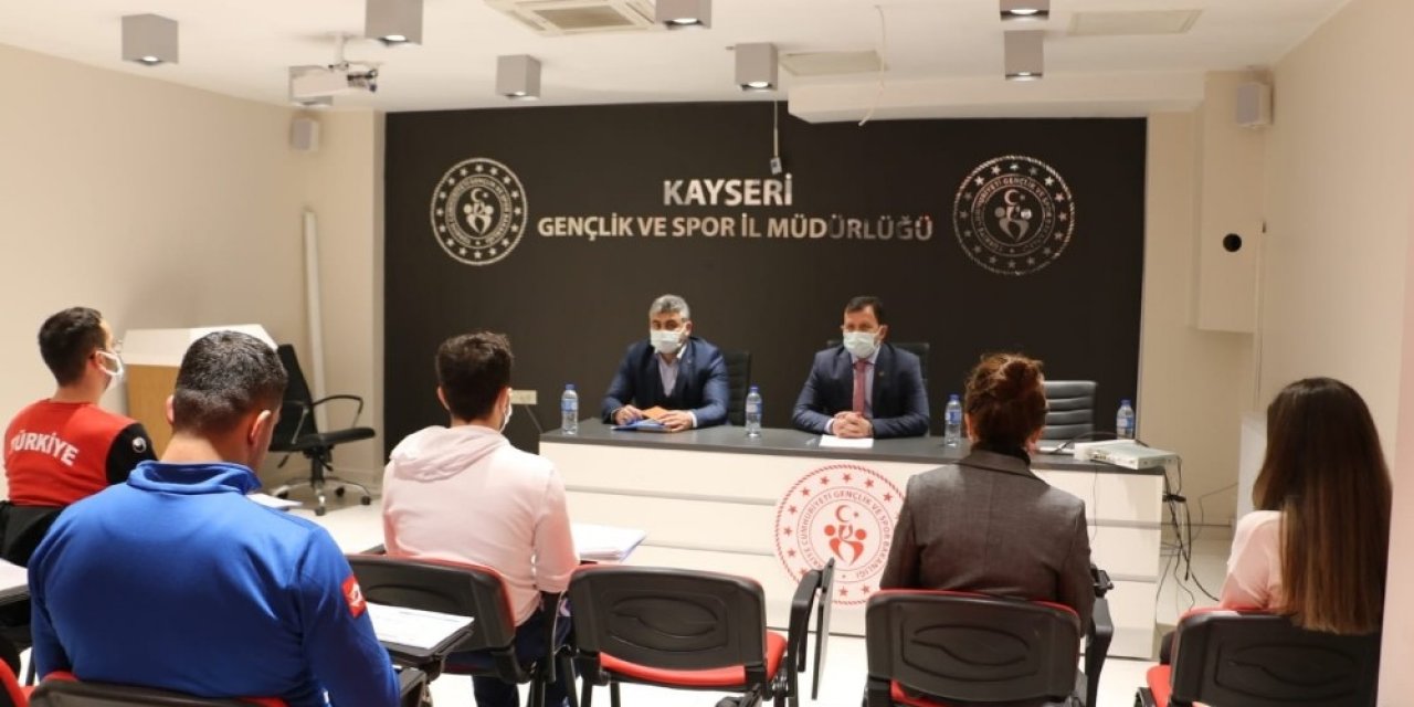 Ali İ̇hsan Kabakcı, Güreşçiler İle Değerlendirme Toplantısı Yaptı