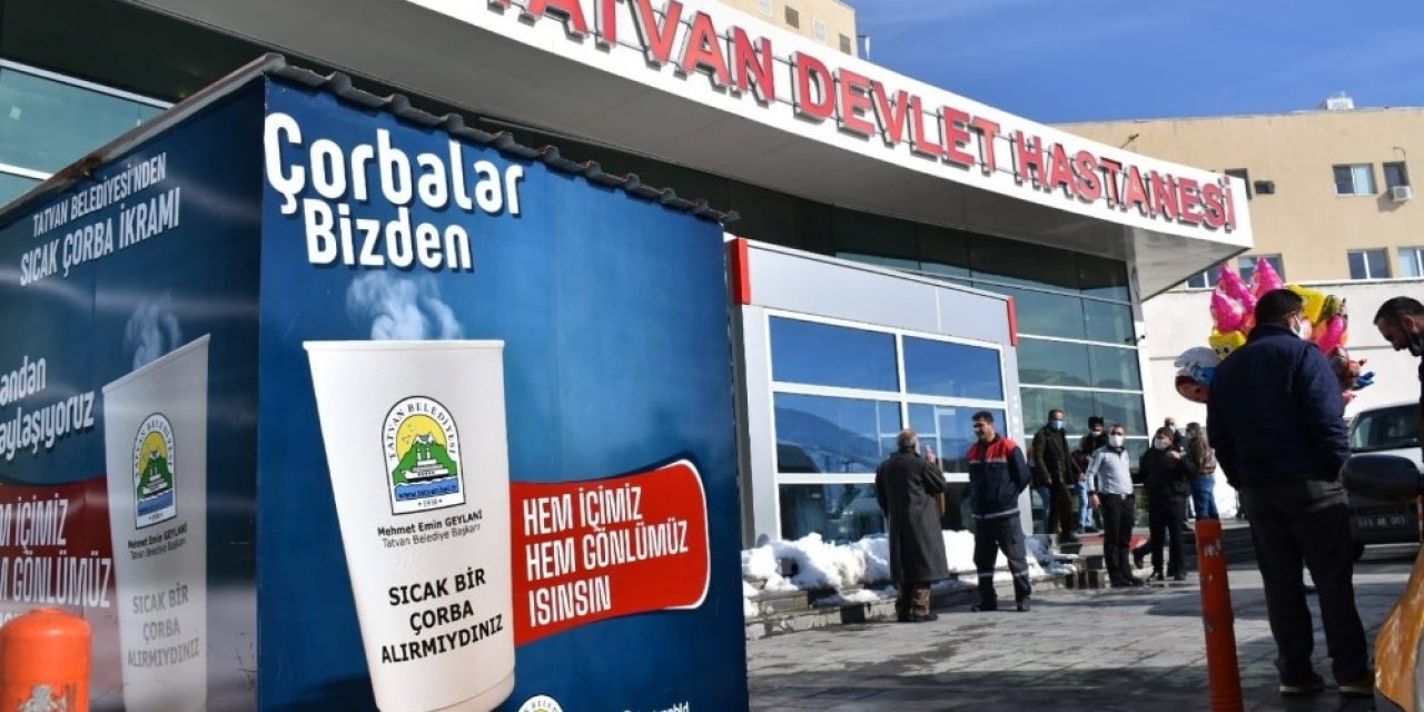 Tatvan Belediyesinden Sıcak Çorba İkramı