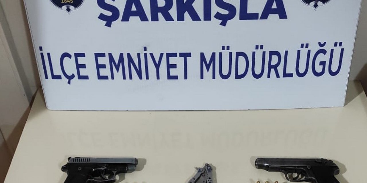 Aranıyordu Üzerinde İki Tabanca Bir Bıçak Çıktı