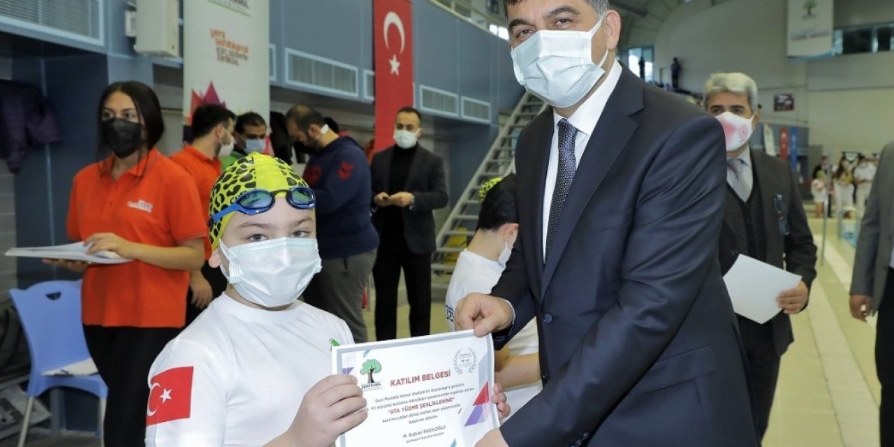 Minikler Kulaçlarını Ataları İçin Attılar