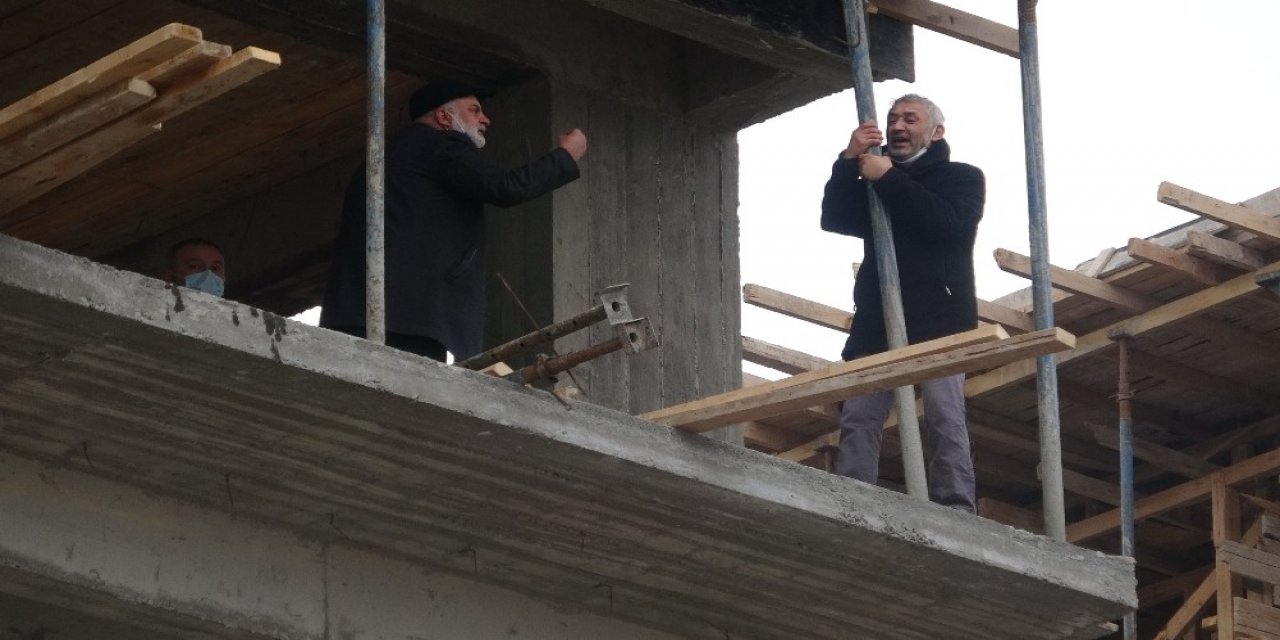 İ̇ntihara Kalkışan Adamı Eşinin, ’affettim’ Demesi Vazgeçirdi