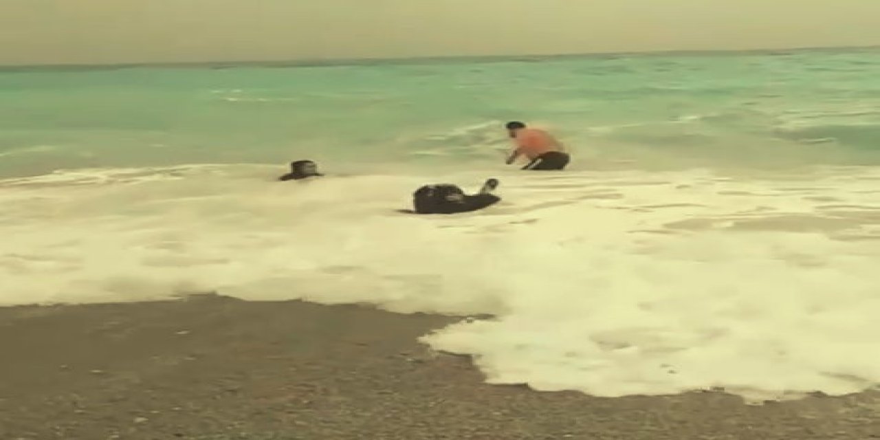 Dalgalı Denizde Tehlikeli Eğlence