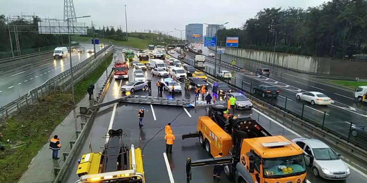 Yön Tabelası Yola Devrildi, Yoğun Trafik Oluştu