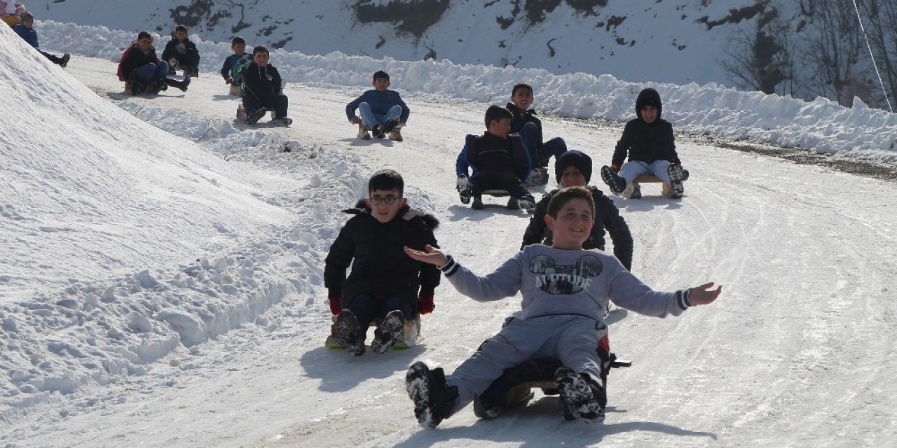 Trafiğe Kapalı Yol Kayak Pisti Oldu, Çocuklar Babalarıyla Doyasıya Eğlendi