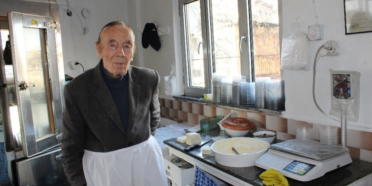 İ̇htiyar Delikanlı Eşref Amca, 90 Yaşında İşinin Başında
