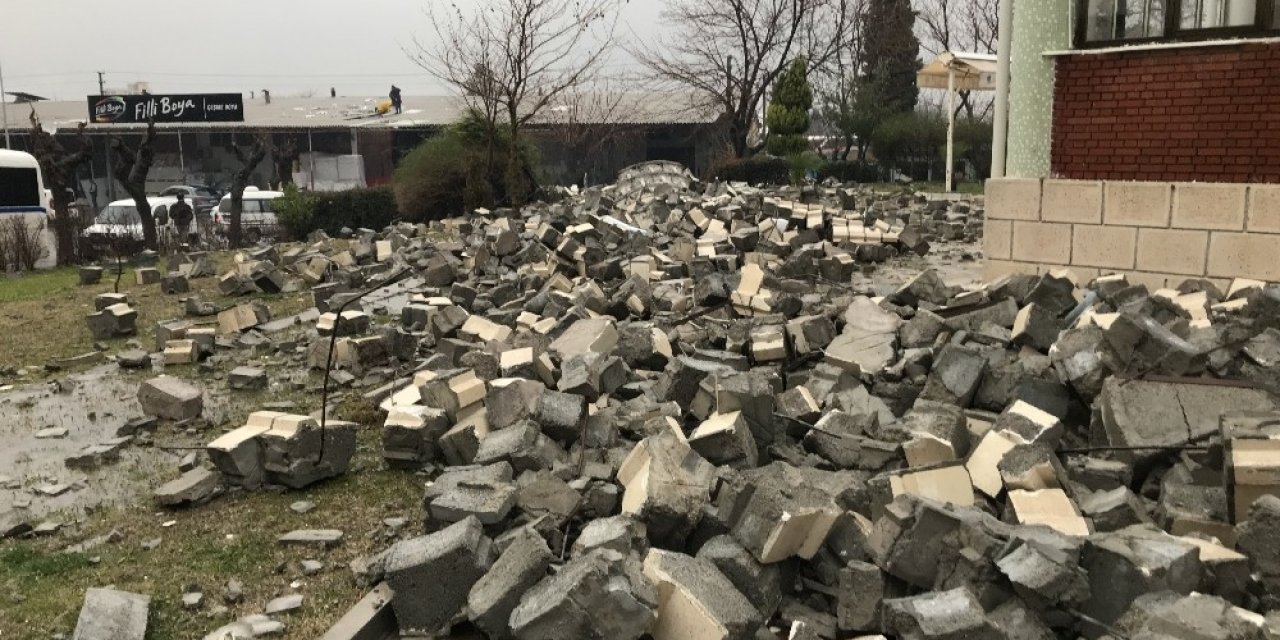 Manisa’da Fırtına Cami Minaresini Devirdi