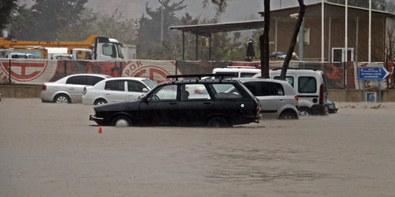 Antalya’da Fırtına Hayatı Felç Etti