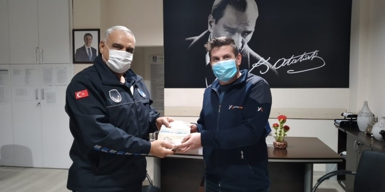 Atm’de Para Bulan Zabıtadan Örnek Davranış