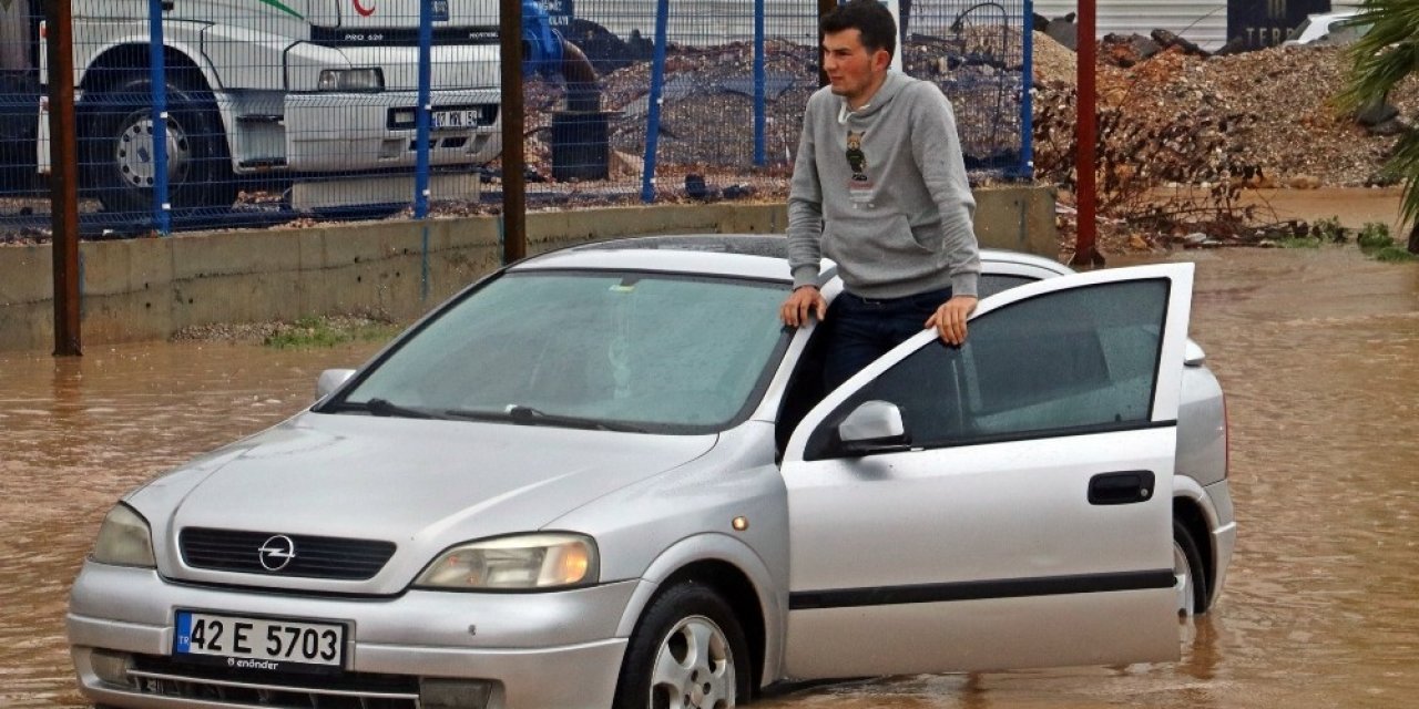Antalya’da Yollar Göle Döndü, Sürücüler Mahsur Kaldı