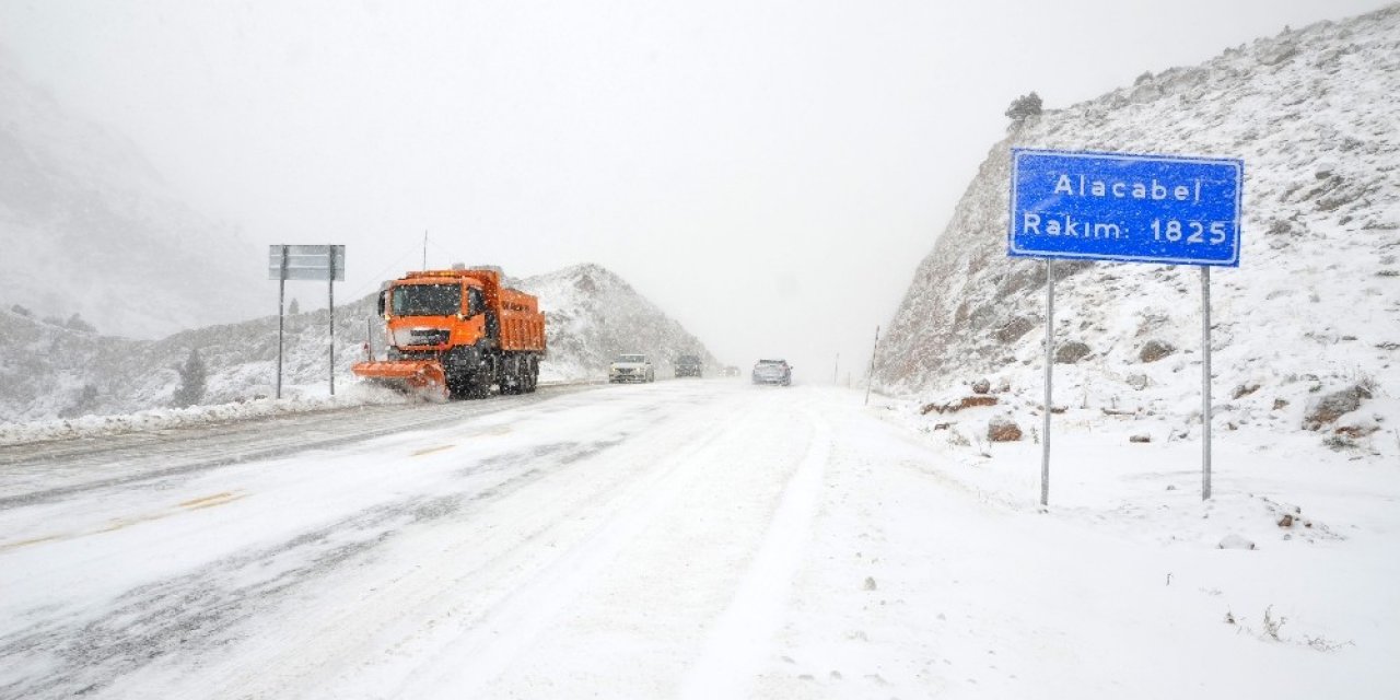 Antalya-konya Karayolunda Kar Kalınlığı 10 Santime Ulaştı
