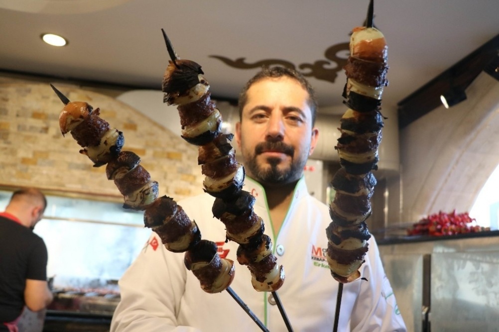 Doğal antibiyotik soğan kebabı, havaların soğumaya başlamasıyla beraber sofralardaki yerini almaya başladı