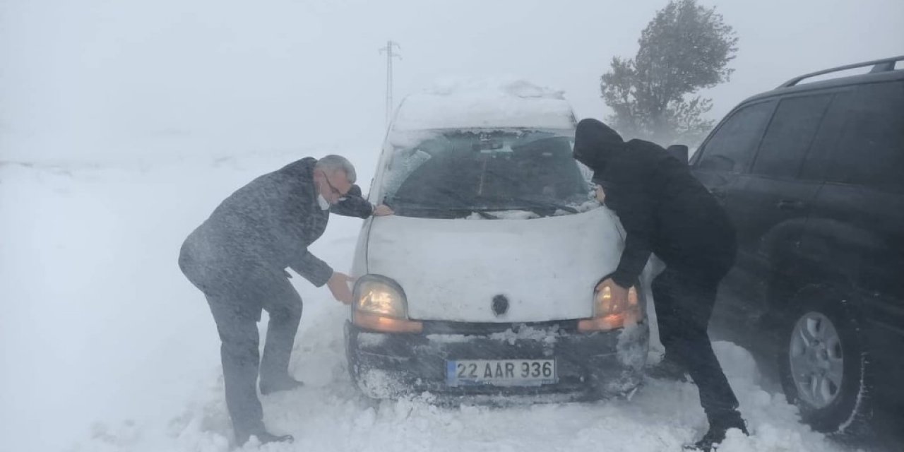 Edirne Valisi, Karda Mahsur Kalan Araçları İtti