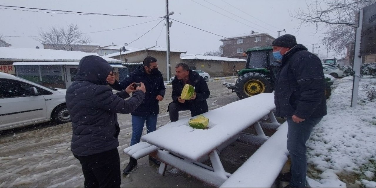 Kar Yağarken Karpuz Kestiler