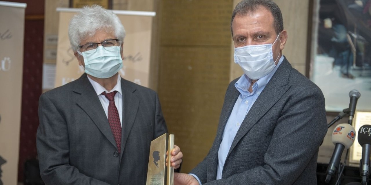 Şinasi Develi Mersin Kent Ödülü Yazar Çağlar’a Takdim Edildi