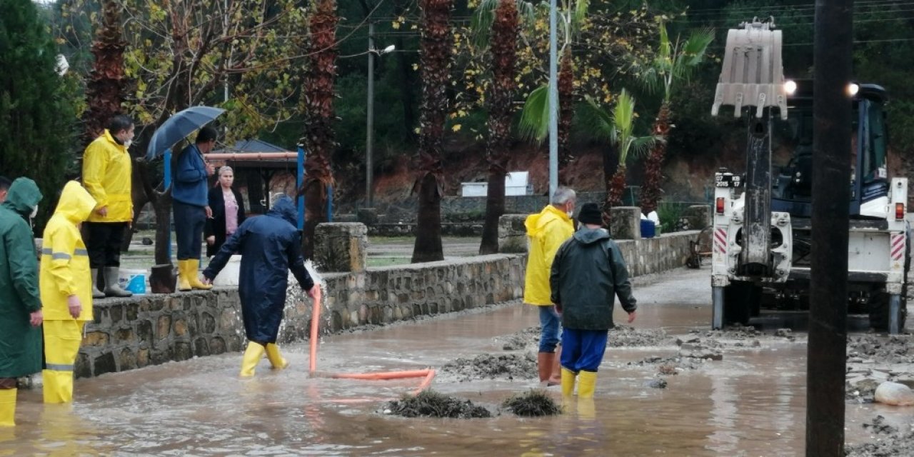 Kemer Belediyesi Fırtınadan Etkilenen Vatandaşların Yardımına Koştu