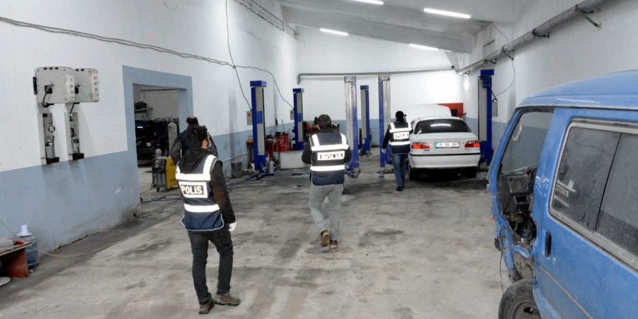 Çalıntı Ve Hacizli Araçların Şase Numaralarını Değiştirip Piyasaya Sürmüşler