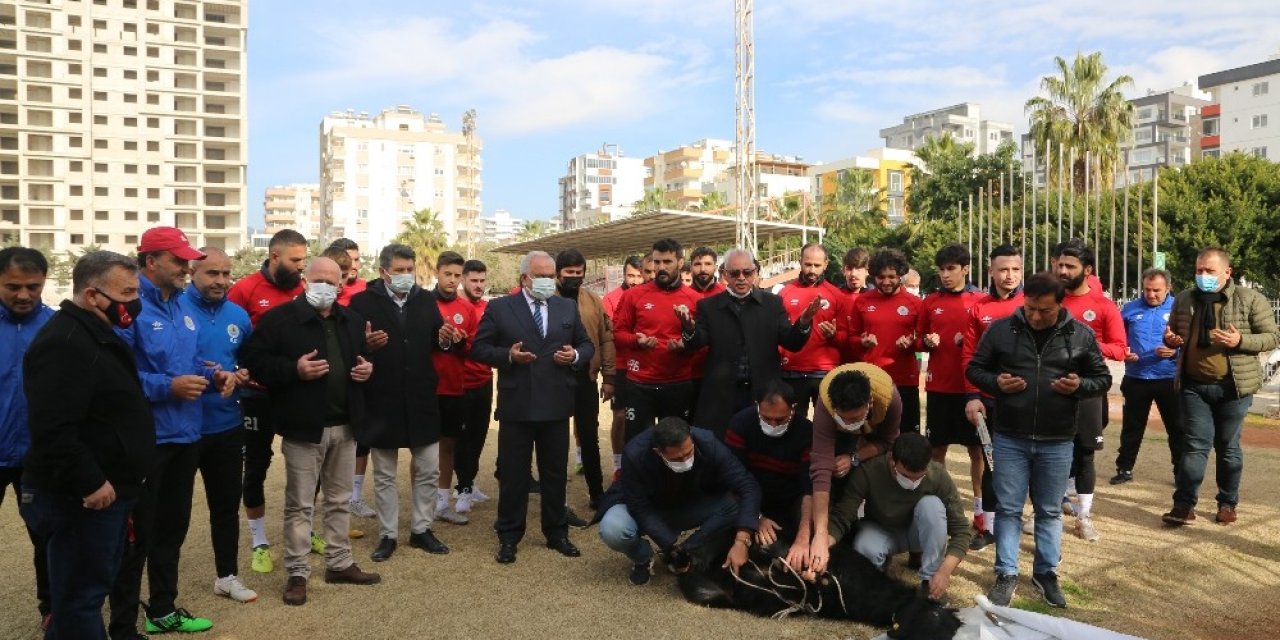 Futbolcular Koç Keserek, Virüssüz Sezon İçin Dua Ettiler