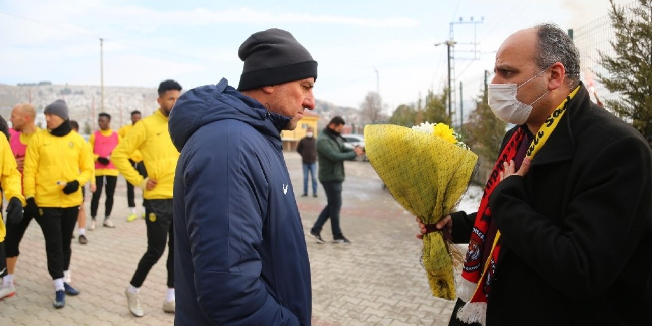 Yeni Malatyaspor Taraftarından Takıma Destek, Yönetime Tepki
