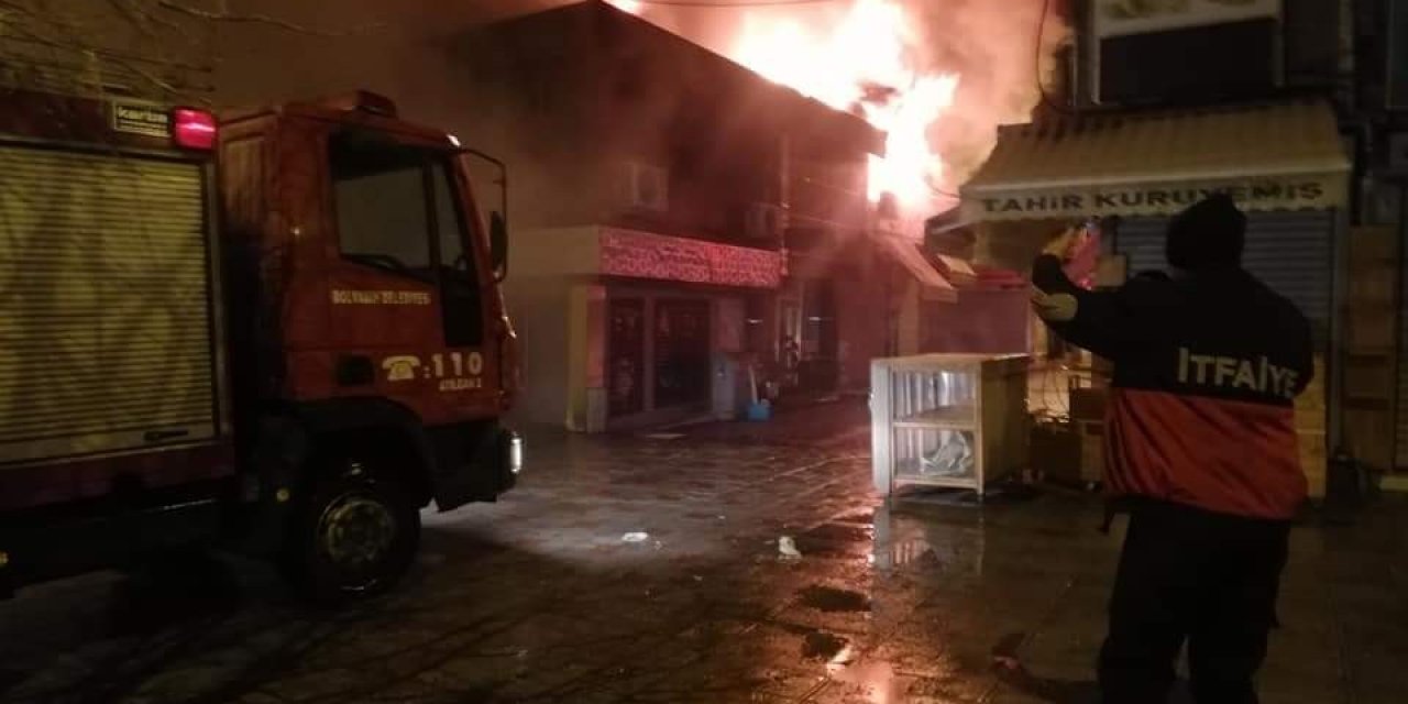 Bolvadin’de Çıkan Yangında 10 İş Yeri Alevlere Teslim Oldu