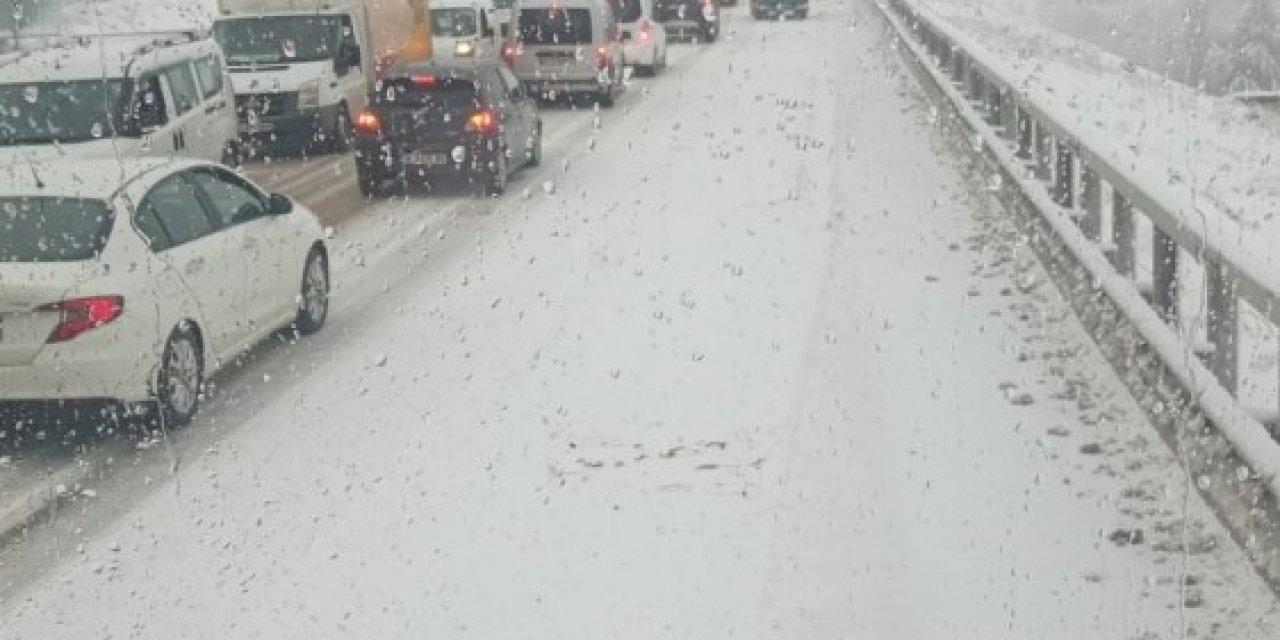 İ̇znik İle Yenişehir Arasında Araçlar Mahsur Kaldı