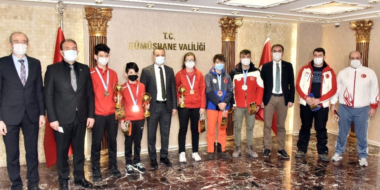 Vali Taşbilek Şampiyon Sporcuları Ödüllendirdi