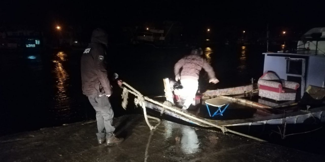 Fırtınada Halatı Kopan Tekneyi Dakikalarca Elleriyle Tuttular