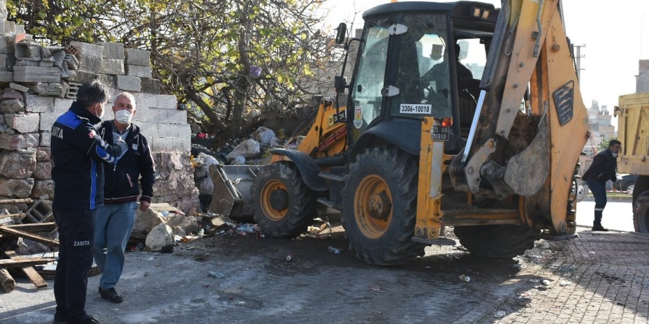 Bir Evden 15 Kamyon Çöp Çıktı