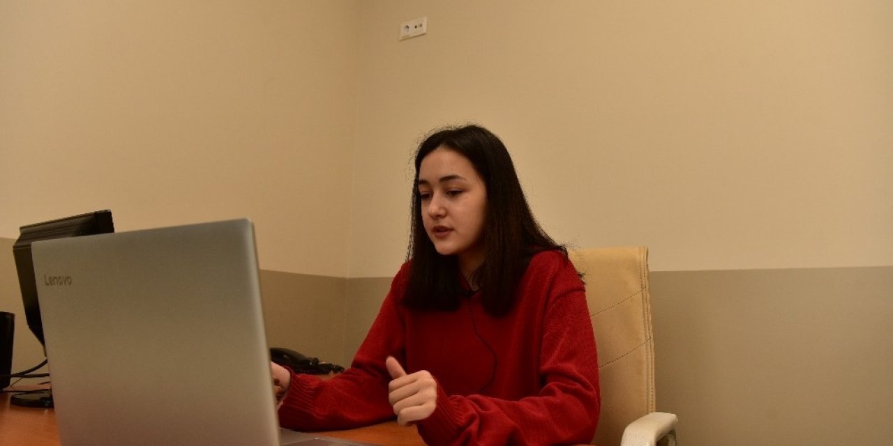 17 Yaşındaki Şevval Velilere Dijital Seminer Veriyor, Gören Veliler Şaşırıyor