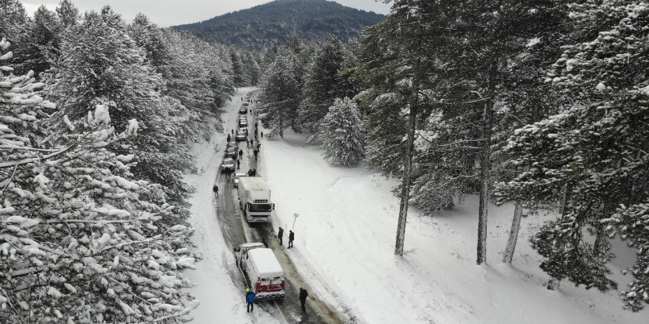 Kazdağları’nda Buzlanan Yollar Çileye Döndü
