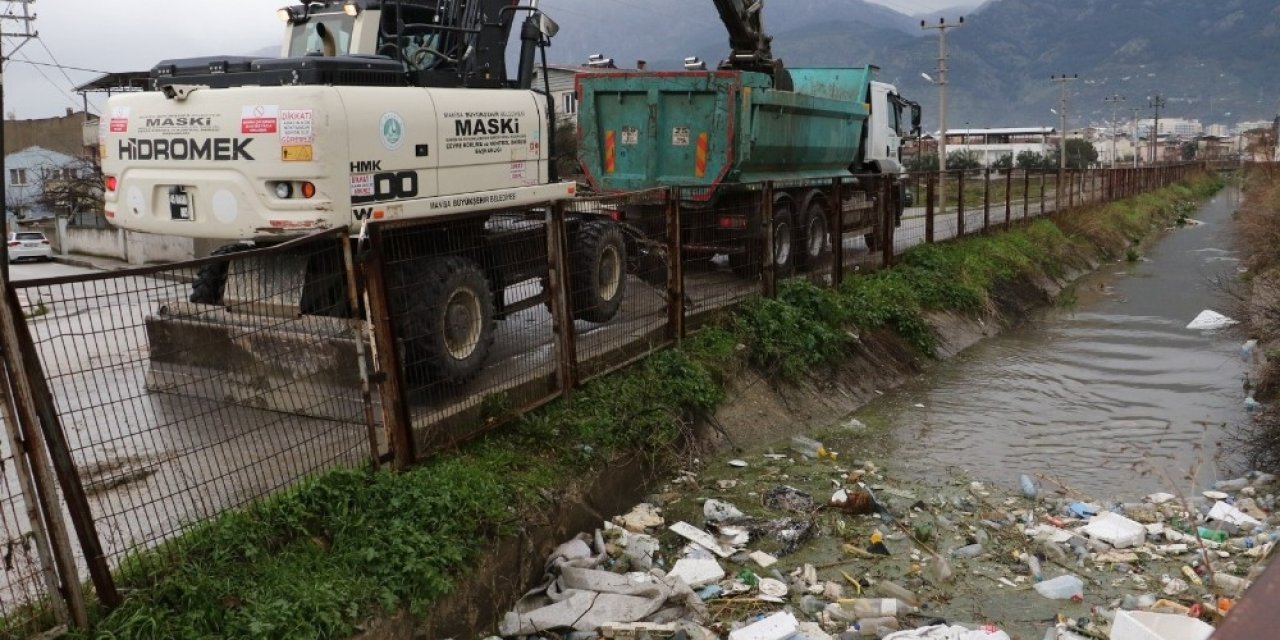Sulama Kanalı Çöple Doldu, Taşkın Son Anda Engellendi