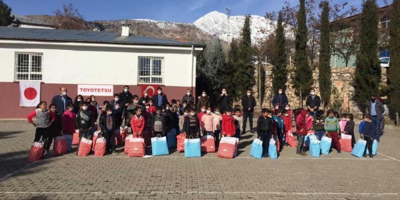 Sincik’te 150 Öğrenciye Çeşitli Hediyeler Verildi