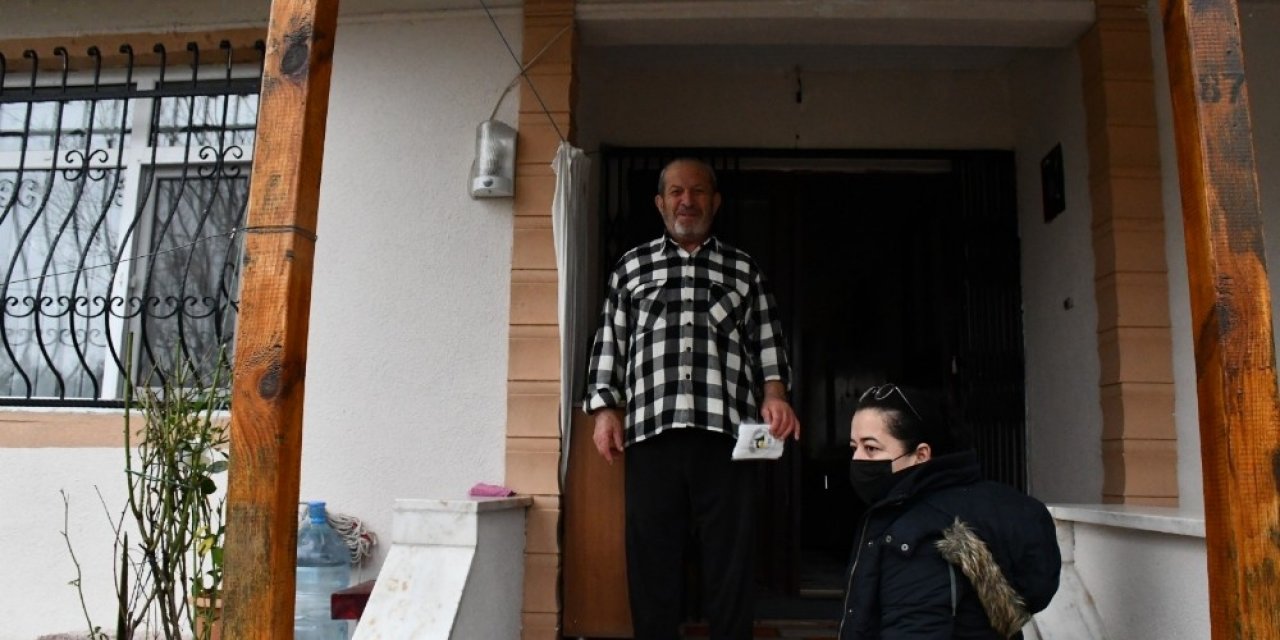 Düzce Belediyesi 102 Bin Haneye Çat Kapı Maske Dağıttı
