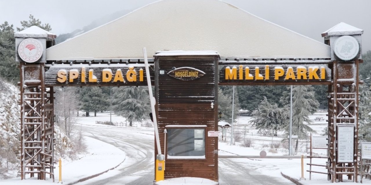 Manisa’nın Spil Dağı Karla Kaplandı