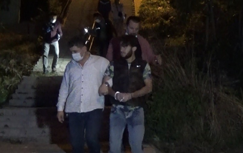 Kuzenini tüfek ve bıçakla yaraladı; ardından duş aldı