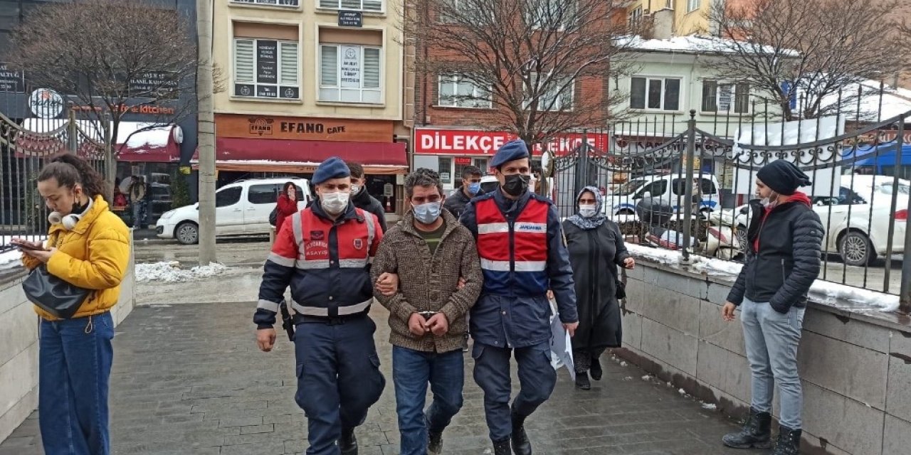Firari Tutuklu Çaldığı Trafik Levhalarıyla Birlikte Yakalandı