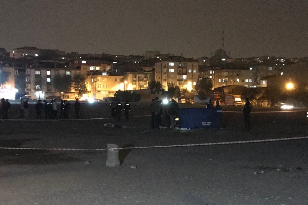 Bağcılar’da bir kişi açık alanda başından vurulmuş şekilde bulundu