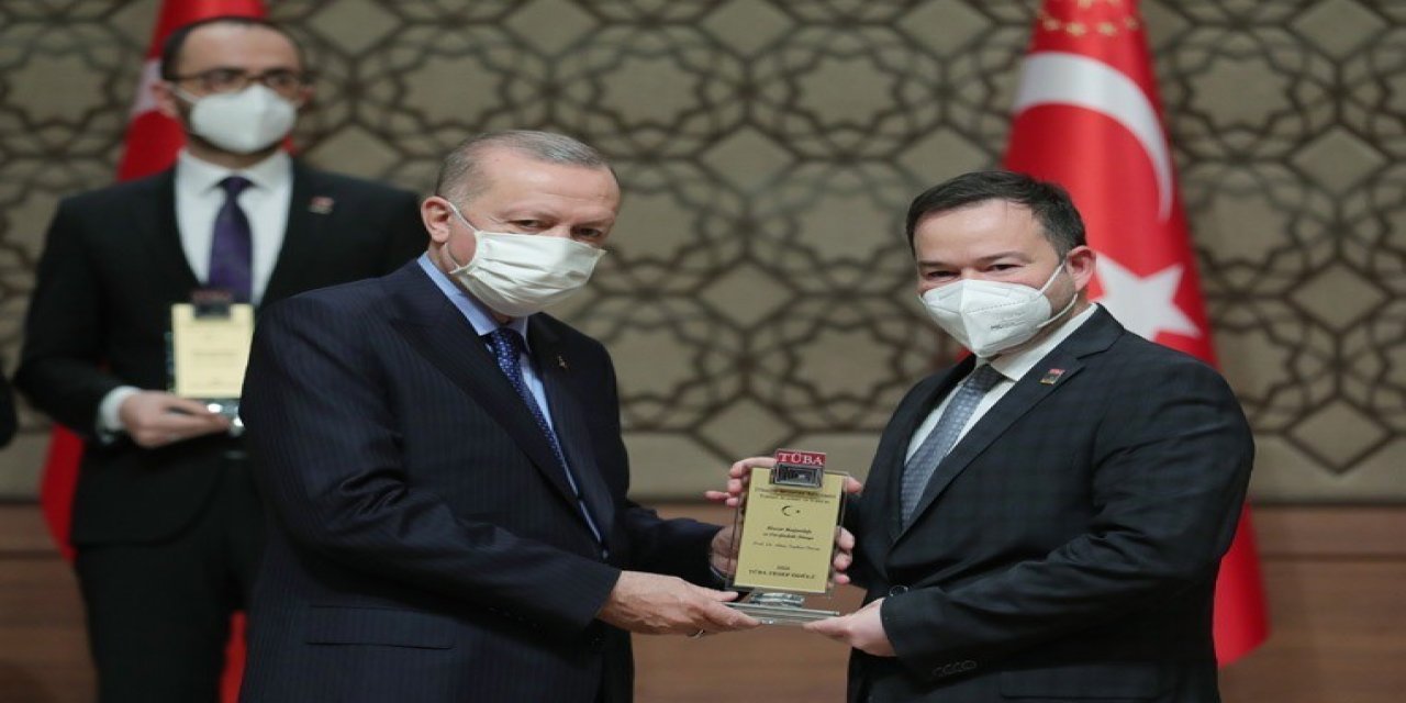 Altay Tayfun Özcan Ödülünü Cumhurbaşkanı Erdoğan’ın Elinden Aldı