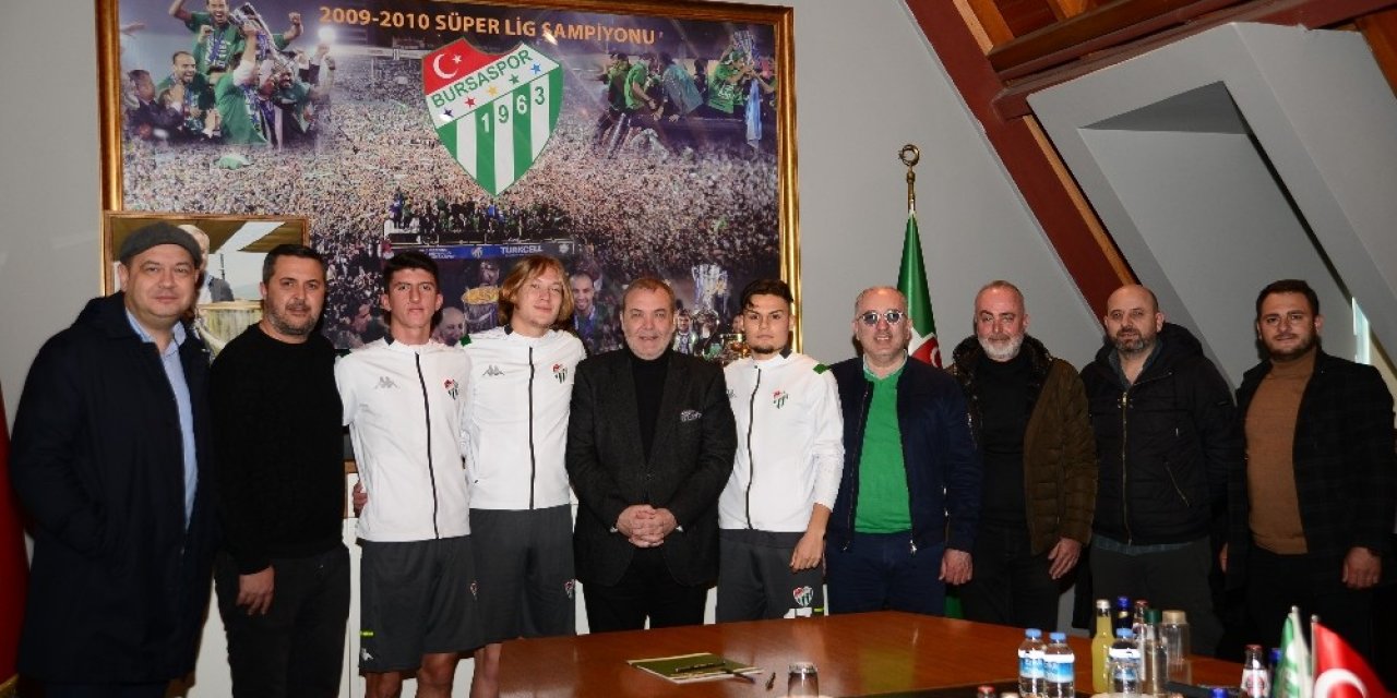 Bursaspor, Altyapısına Yatırım Yapmaya Devam Ediyor - Üç Futbolcuya Profesyonel İmza Attırıldı
