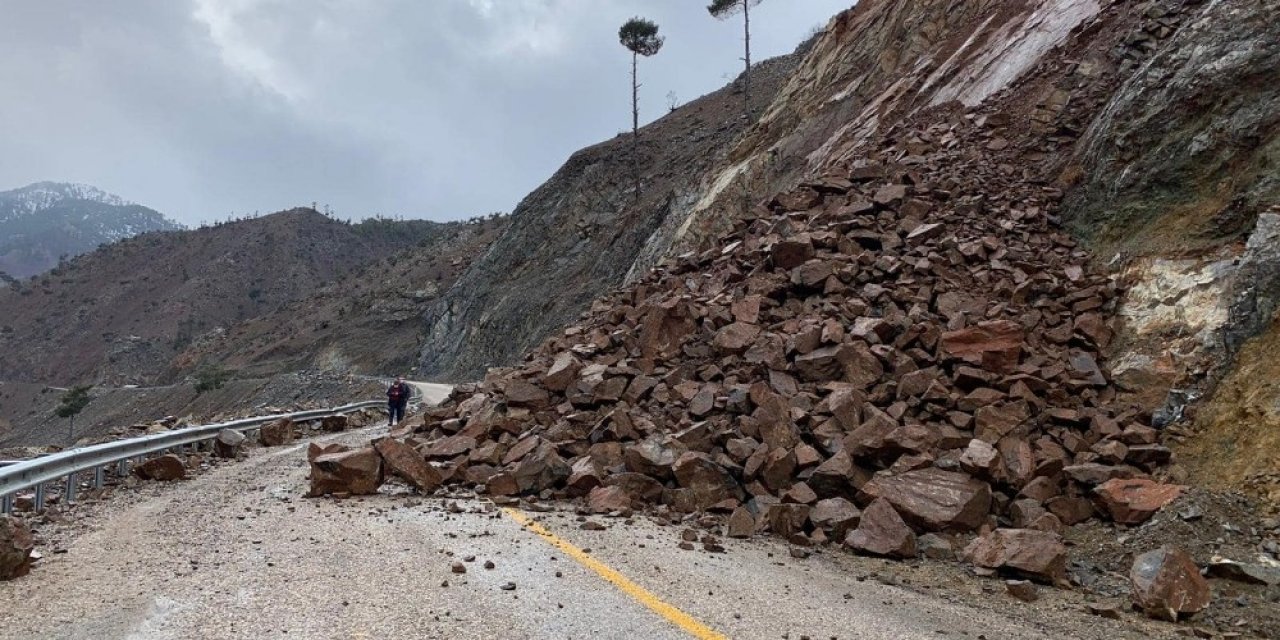 Kayseri’deki Heyelan Yolu Ulaşıma Kapattı