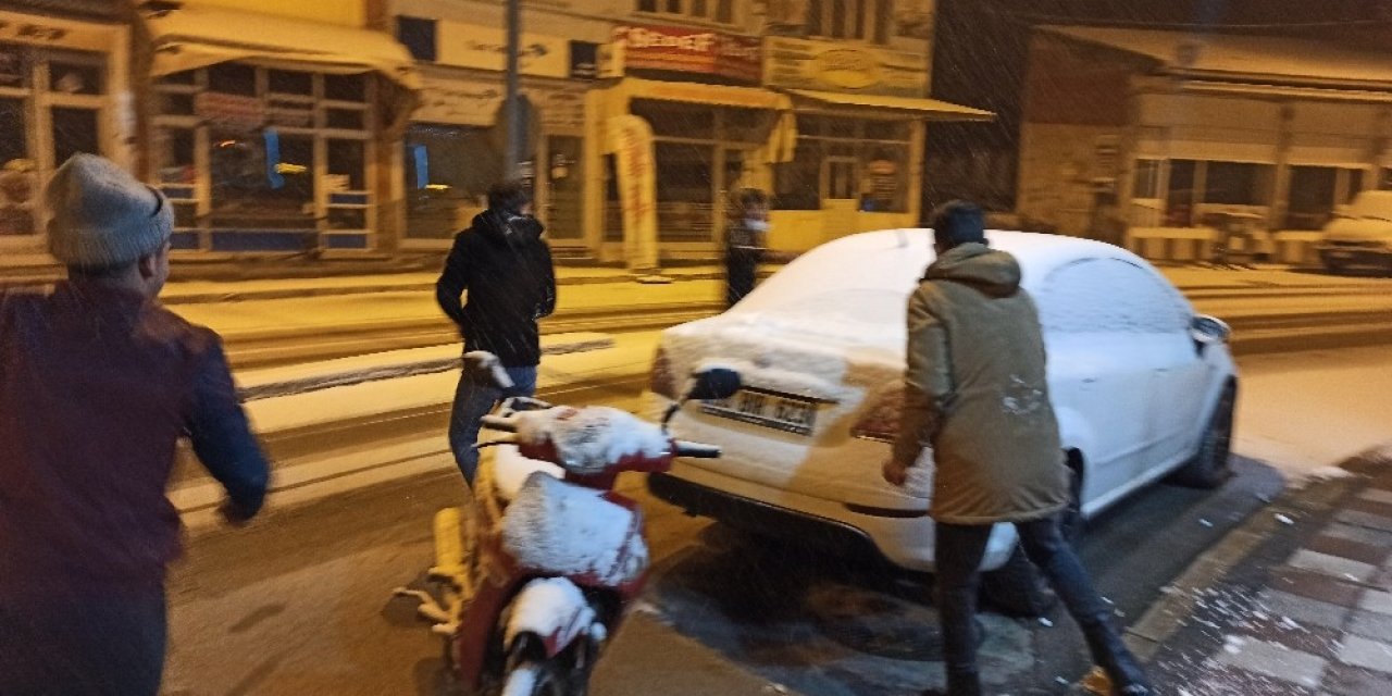 Akşam Saatlerinde Başlayan Kar Yağışı Vatandaşları Sevindirdi